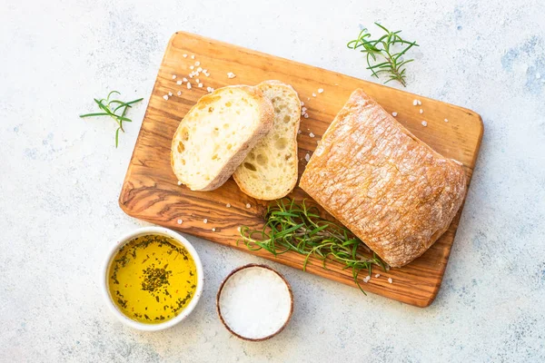 Chléb Ciabatta Dřevěné Desce Olivovým Olejem Pohled Shora Bílý Stůl — Stock fotografie
