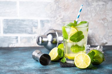 Uzun bardakta rom, nane ve limonlu mojito. Geleneksel buzlu yaz içeceği.