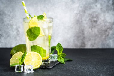 Siyah arka planda rom ve limonlu mojito. Gelenek. Buzlu yaz içkisi..