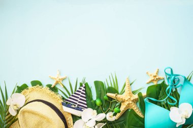 Yaz tatili ve seyahat konsepti. Palmiye yaprakları, şapka, parmak arası terlik ve beyaz arka planda güneş gözlüğü. Kopyalama alanı olan düz.