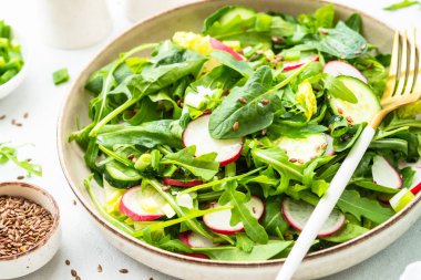 Ispanaklı yeşil salata, roka, zeytinyağı ve tohumlu turp..