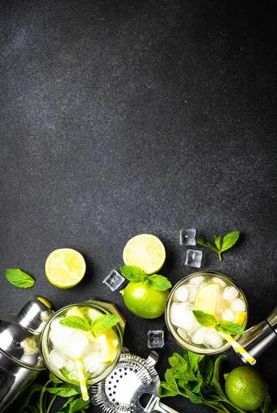 Mojito Met Rum Limoen Munt Ijs Zwarte Achtergrond Met Bargerei — Stockfoto