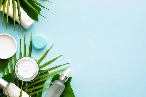 Zomer Cosmetische Set Van Cosmetische Producten Met Palmbladeren Blauw Bovenaanzicht — Stockfoto