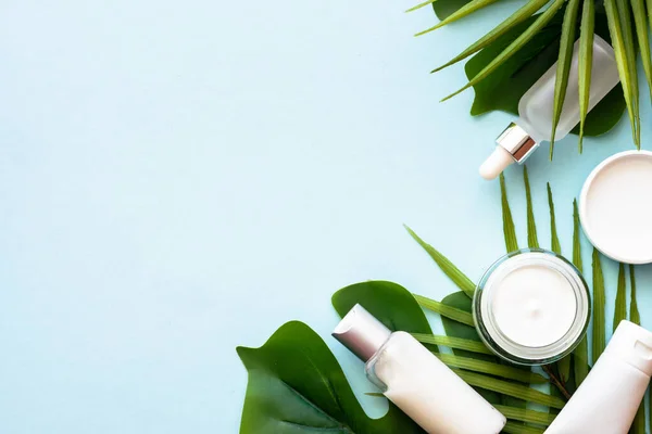 Kosmetyk Letni Zestaw Kosmetyków Liśćmi Palmowymi Niebiesko Widok Góry — Zdjęcie stockowe