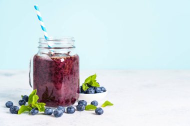 Mavi arka planda taze böğürtlenli yabanmersini püresi..