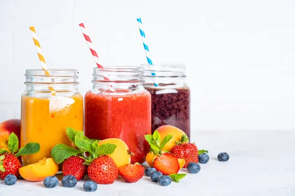 滑雪板设置新鲜水果和浆果在白色的背景 自制健康饮品 — 图库照片