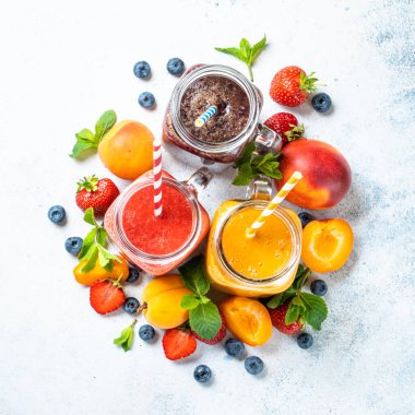 Beyaz arka planda taze meyve ve böğürtlenli meyve püresi. Kopyalama alanı olan üst görünüm.