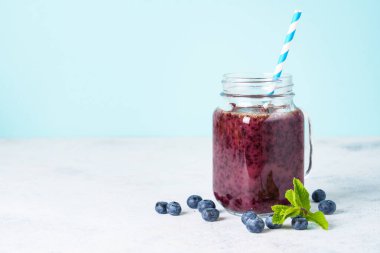 Mavi arka planda taze böğürtlenli yabanmersini püresi..