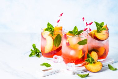 Şeftali çayı, taze meyve, buz ve naneli buzlu içecek. Metin için boşluk ile kapat.