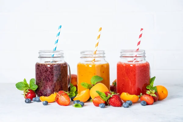 新鲜的水果和浆果在白色的背景 装在罐子里的冰沙 — 图库照片