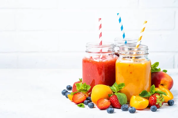 滑雪板设置新鲜水果和浆果在白色的背景 自制健康饮品 — 图库照片