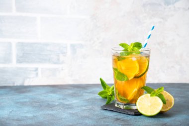 Buzlu çay ya da limonata. Mutfak masasında yaz içeceği.