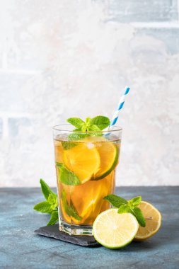 Buzlu çay, soğuk limonata, mutfak masasında yaz içkisi. Dikey resim.