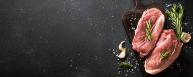 Tavuk fileto, arka planda baharatlı çiğ tavuk göğsü. Uzun pankart biçimi.