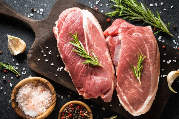 Nyers Hús Steak Fűszerekkel Sötét Háttérrel Lapos Fektetés — Stock Fotó