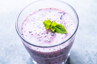 Yaban mersinli smoothie veya taze dutlu milkshake.