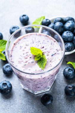 Yaban mersinli smoothie veya taze dutlu milkshake.