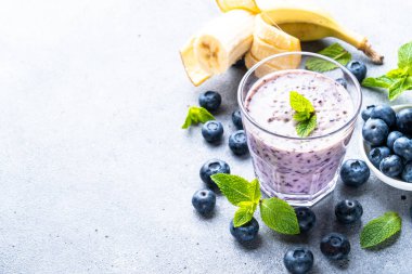 Yaban mersinli muzlu smoothie veya taze meyveli milkshake..