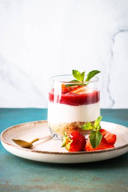 Bardakta cheesecake. Çilekli kek, lezzetli tatlı taze meyveli kek yok..