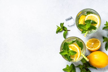 Beyaz masada cam içinde limonata. Soğuk yaz içeceği fotokopi alanı ile üst görünüm.