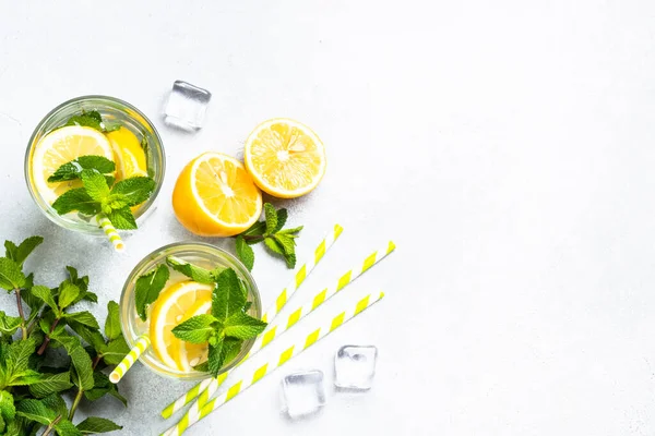 Limonada Vaso Con Limones Frescos Menta Vista Superior Bebida Fría —  Fotos de Stock