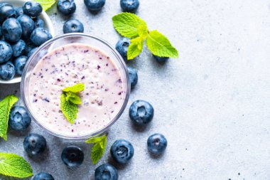 Yaban mersinli muzlu smoothie veya taze meyveli milkshake. Üst görünüm, kapat.
