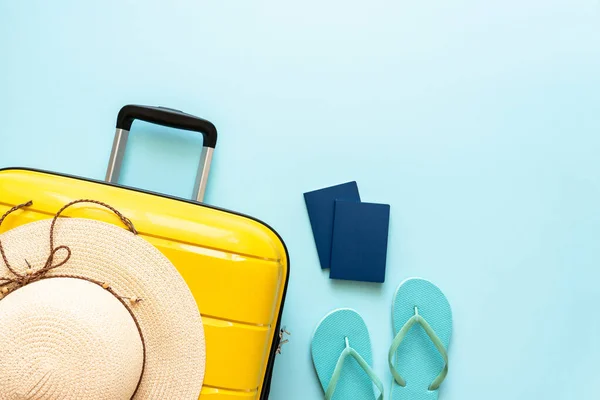 スーツケース パスポート 青い背景のフリップフロップ 幸せな休日 旅行のコンセプト 平置き画像 — ストック写真