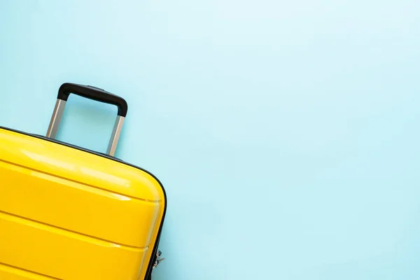 Koffer Auf Blauem Hintergrund Reisekonzept Frohe Feiertage Urlaub — Stockfoto