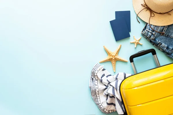 Kufr Pasy Klobouk Letní Oblečení Modrém Pozadí Šťastné Svátky Cestovní — Stock fotografie