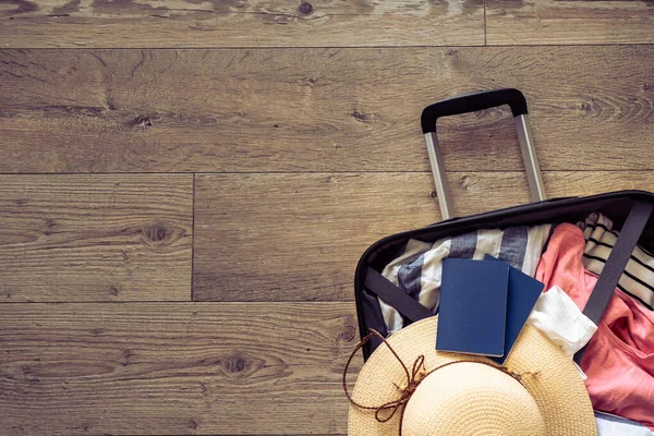 旅行の背景 木製の背景に夏の布 パスポート付きのオープンスーツケース 平置き画像 レトロ調 — ストック写真