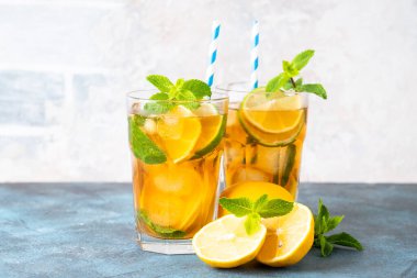 Buzlu çay. Limonlu, limonlu, naneli ve buzlu yaz içeceği. Soğuk limonata..