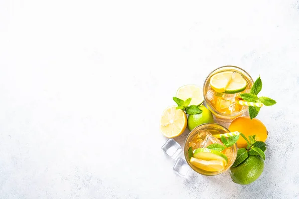 Літній Чай Лимоном Лаймом Ятою Льодом Холодний Лимонад Крижаний Чай — стокове фото