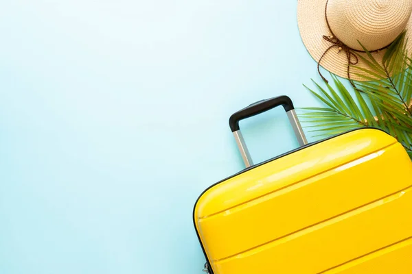 Vacanze Estive Concetto Viaggio Valigia Cappello Infradito Sfondo Blu Posa — Foto Stock