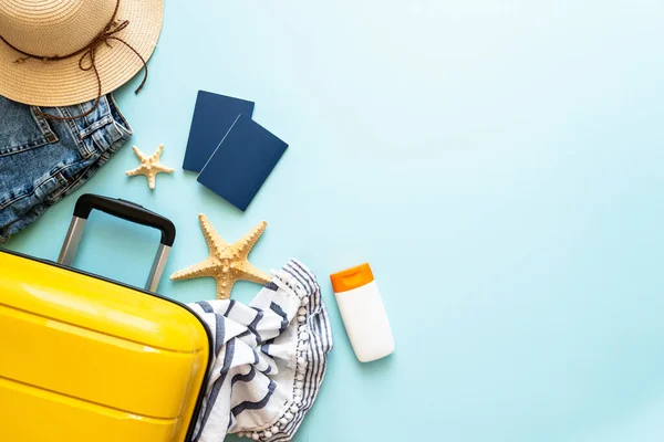 Ταξιδιωτικό Υπόβαθρο Καλοκαιρινές Διακοπές Βαλίτσα Διαβατήρια Καπέλο Και Καλοκαιρινό Ύφασμα — Φωτογραφία Αρχείου