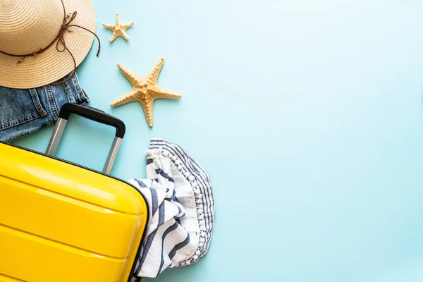 Ταξιδιωτικό Υπόβαθρο Καλοκαιρινές Διακοπές Βαλίτσα Διαβατήρια Καπέλο Και Καλοκαιρινό Ύφασμα — Φωτογραφία Αρχείου