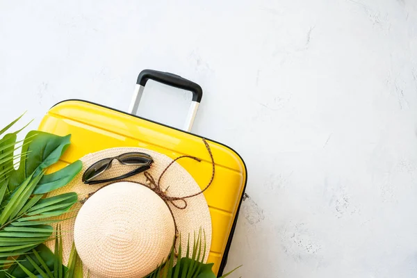 Summer Holidays Traveling Concept Suitcase Hat Flip Flops White Background — Stock Photo, Image