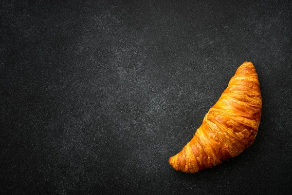 Croissant Auf Schwarzem Hintergrund Französisches Gebäck Bäckerei Frisches Dessert Draufsicht — Stockfoto