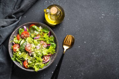 Taze yapraklı yeşil sebze salatası. Siyah arkaplanda üst görünüm.