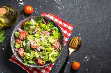 Taze yapraklı yeşil sebze salatası. Siyah arkaplanda üst görünüm.