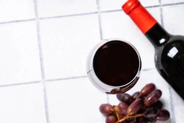 Wine Glass White Background Red Wine Grape Wine Bottle Flat — Stock Photo, Image