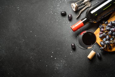 Kırmızı şarap siyah arka planda. Bir bardak şarap, şişe ve krep. Kopyalama alanı olan üst görünüm.