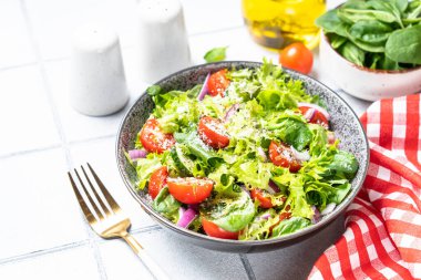 Taze yapraklı yeşil sebze salatası. Sağlıklı yemek..