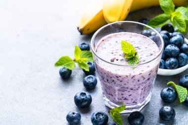 Taze yaban mersini ve muzlu buzlu içecek ya da milkshake. Sağlıklı beslenme atıştırması.