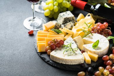 Tahtada peynir çeşitleri olan peynir tabağı..