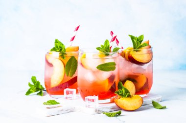 Şeftali kokteyli, buzlu şeftali çayı, taze meyve ve naneli meyve suyu..