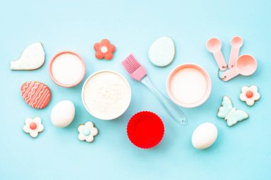 Mavinin Paskalya pişirme arka planı. Un, kenar, şeker ve zencefilli kurabiye. Kopyalama alanı olan üst görünüm.