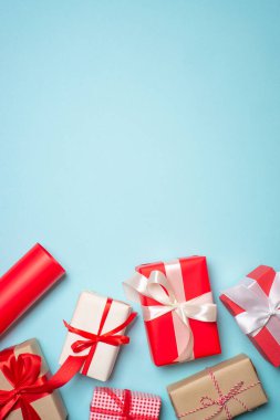 Noel süslemeleri ile boks günü konsepti. Mavi arka planda Noel hediyeleri. Kopyalama alanı olan üst görünüm.