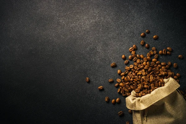 Rostade Kaffebönor Påse Svart Bakgrund Ovanifrån Med Kopieringsutrymme — Stockfoto
