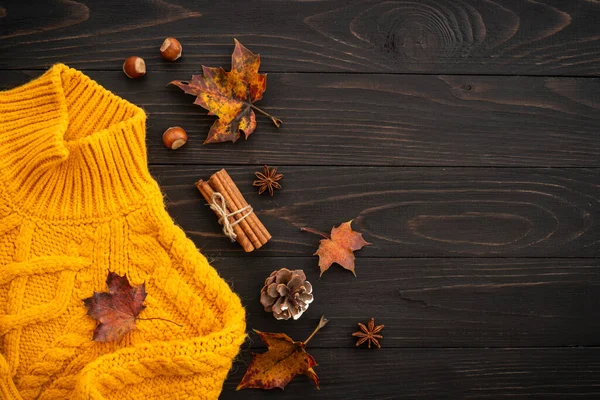 秋天的背景平坦 木制背景的针织毛衣 落叶和香料 — 图库照片