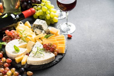 Tahtada peynir çeşitleri olan peynir tabağı..